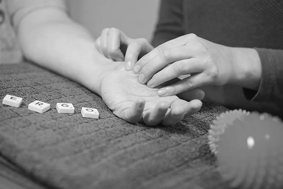 Handtherapeutische Behandlung eines Handgelenks