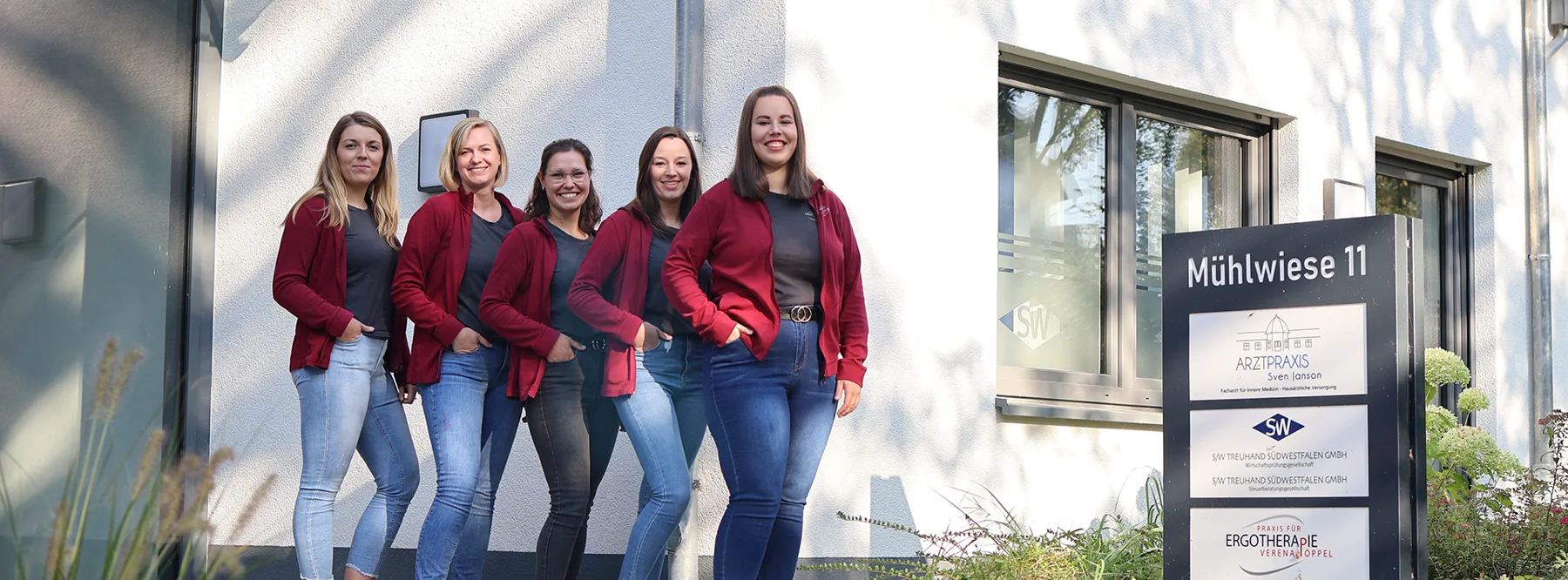 Team der Praxis für Ergotherapie Verena Pöppel vor der Praxis