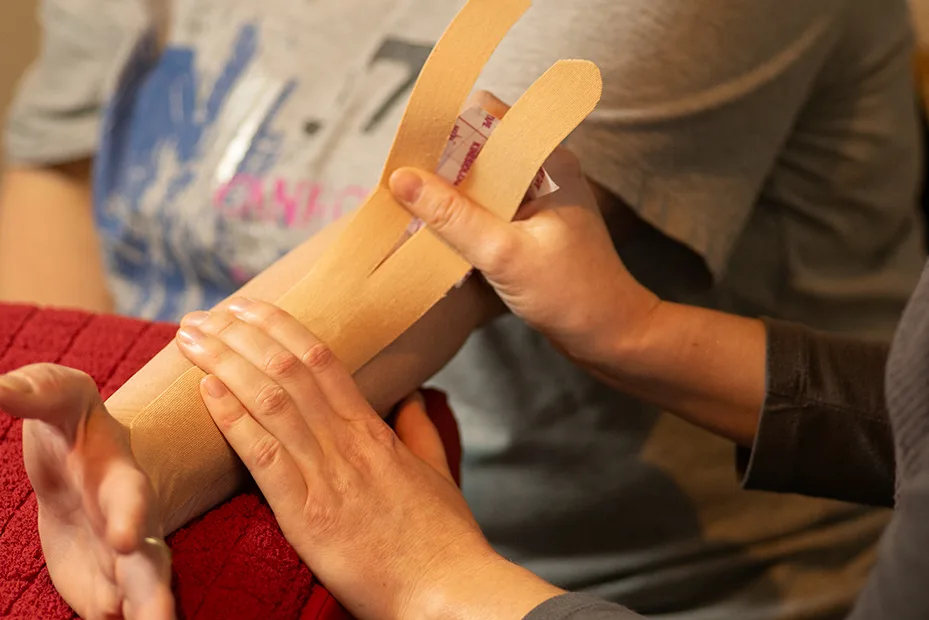 Handtherapeutische Übung zur Kräftigung der Finger